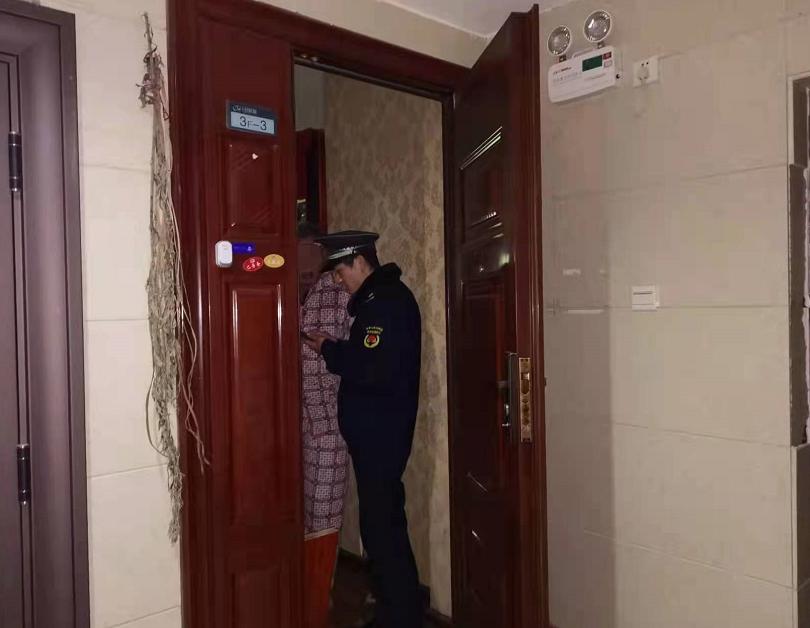 DƬ